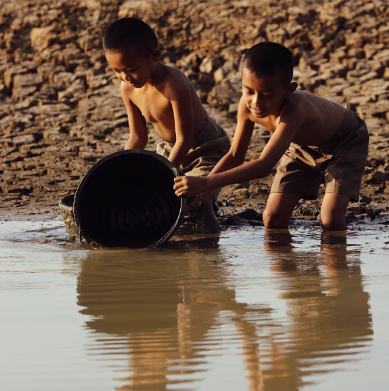 川の水を汲む子供